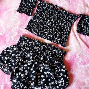 Two Piece Floral Set!Cropped Shoulder Top W/ Short